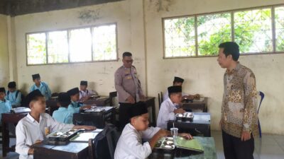 Polsek Lembar Pastikan Program Makan Bergizi Gratis Berjalan Aman dan Lancar