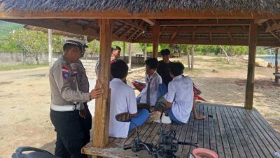 Lombok Barat, NTB – Kepolisian Sektor Sekotong, Polres Lombok Barat, Polda NTB, terus menunjukkan komitmennya dalam menjaga stabilitas keamanan dan ketertiban masyarakat (kamtibmas). Upaya ini diwujudkan melalui giat patroli rutin yang menyasar obyek vital dan obyek wisata, salah satunya Pantai Kemos di Desa Sekotong Barat. Kegiatan ini bertujuan utama untuk mengantisipasi tindak kriminalitas 3C (Curas, Curat, Curanmor) serta berbagai potensi gangguan kamtibmas lainnya. Patroli Rutin Demi Rasa Aman Pengunjung dan Pengelola Wisata Pada Senin, 2 Juni 2025, sekitar pukul 12.30 WITA hingga selesai, Personel Polsek Sekotong melaksanakan patroli intensif di Pantai Kemos yang menjadi salah satu destinasi favorit di wilayah Sekotong menjadi fokus utama kegiatan ini, Senin (2/6/2025). Kapolres Lombok Barat, Polda NTB, AKBP Yasmara Harahap, S.I.K., melalui Kapolsek Sekotong Iptu I Ketut Suriarta, S.H., M.I.Kom., menegaskan bahwa selain pengawasan terhadap potensi tindak kejahatan, patroli juga difokuskan untuk memberikan rasa aman dan nyaman bagi masyarakat serta para pengelola obyek wisata. "Kami secara rutin melaksanakan patroli di obyek vital dan obyek wisata. Ini adalah bentuk kehadiran polisi di tengah masyarakat, memastikan bahwa mereka dapat beraktivitas dengan tenang dan aman," ujar Iptu I Ketut Suriarta, S.H., M.I.Kom., saat ditemui secara terpisah. Kapolsek menambahkan bahwa kegiatan ini bukan hanya sekadar patroli fisik, tetapi juga sebagai sarana komunikasi dua arah antara kepolisian dan masyarakat. Edukasi dan Himbauan untuk Kewaspadaan Bersama Dalam pelaksanaannya, personel Polsek Sekotong tidak hanya melakukan pengawasan, tetapi juga aktif memberikan himbauan kepada masyarakat dan pengelola obyek wisata Pantai Kemos. Himbauan tersebut mencakup pentingnya untuk selalu waspada terhadap lingkungan sekitar dan mewaspadai perubahan cuaca ekstrem yang dapat terjadi kapan saja. Hal ini mengingat wilayah Sekotong yang juga rentan terhadap dampak cuaca tak menentu, khususnya bagi aktivitas di area pantai. "Kami mengingatkan kepada seluruh masyarakat, khususnya pengelola dan pengunjung Pantai Kemos, untuk selalu meningkatkan kewaspadaan. Perhatikan barang bawaan, dan jangan ragu untuk melapor jika melihat hal-hal yang mencurigakan," jelasnya. Selain itu, kolaborasi dan sinergi dengan aparat kepolisian juga terus digalakkan guna menciptakan sitkamtibmas yang benar-benar kondusif. "Keamanan adalah tanggung jawab kita bersama," tegasnya. Respon Positif dari Masyarakat Kehadiran personel kepolisian di lokasi obyek wisata Pantai Kemos secara langsung dirasakan manfaatnya oleh masyarakat. Banyak yang menyambut baik kegiatan patroli ini karena dapat memberikan rasa aman dan nyaman, terutama di tengah potensi keramaian dan peningkatan aktivitas wisata. "Kami sangat senang dengan adanya patroli dari polisi. Rasanya lebih tenang kalau ada bapak-bapak polisi yang berpatroli di sini, apalagi ini kan tempat wisata, jadi bisa mencegah hal-hal yang tidak diinginkan," ungkap salah seorang pengelola warung di Pantai Kemos yang enggan disebutkan namanya. Respon positif ini menjadi indikasi keberhasilan Polsek Sekotong dalam membangun kepercayaan dan kemitraan dengan masyarakat.