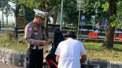 Operasi Patuh Rinjani 2025, Polres Lombok Barat Tindak Pelanggar Lalu Lintas di Bundaran Penas