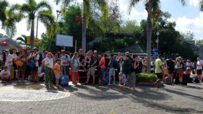 Pelabuhan Lembar Padat Wisatawan Asing, Imbas Penutupan Fast Boat Akibat Cuaca Buruk