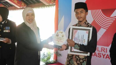 Lombok Barat, NTB – Kepolisian Republik Indonesia (Polri) merayakan ulang tahunnya yang ke-79 pada 1 Juli 2025. Di Lombok Barat, peringatan Hari Bhayangkara kali ini selain dengan menggelar upacara, juga ditandai dengan acara tasyakuran yang penuh makna. Menegaskan kembali komitmen Polri untuk terus meningkatkan kualitas pelayanan kepada masyarakat. Pada Selasa (1/7/2025), suasana di bencingah kantor Bupati Lombok Barat tampak semarak dengan kehadiran para pejabat dan tokoh masyarakat. Acara Tasyakuran Hari Bhayangkara ke-79 ini digelar di Jalan Soekarno-Hatta, Kelurahan Dasan Geres, Kecamatan Gerung, Kabupaten Lombok Barat, menjadi momentum penting. Untuk mempererat sinergitas antara Polri, TNI, pemerintah daerah, dan seluruh elemen masyarakat. Meningkatkan Pelayanan dan Memperkuat Sinergi Dalam sambutannya yang penuh semangat, Kapolres Lombok Barat, AKBP Yasmara Harahap, S.I.K., menyampaikan bahwa Hari Bhayangkara ke-79 mengusung tema ‘Polri untuk Masyarakat’. Menurutnya, tema ini bukan sekadar slogan, melainkan sebuah amanah untuk terus berbenah. "Dalam rangka Hari Bhayangkara ke-79 tahun 2025 dengan tema Polri Untuk Masyarakat, tentunya kita harus meningkatkan kualitas diri sebagai insan Bhayangkara. Untuk melaksanakan pelayanan maksimal kepada masyarakat," ujar AKBP Yasmara. Ia menekankan pentingnya introspeksi diri dan peningkatan kinerja untuk memberikan pelayanan terbaik. "Polri tegak berdiri dan berkomitmen untuk menjadi lebih modern dan terpercaya," tambahnya. Menurut Kapolres, semua upaya ini bertujuan utama untuk menjaga stabilitas keamanan dan ketertiban masyarakat (kamtibmas) di Provinsi NTB agar tetap kondusif. Ia juga menjelaskan bahwa rangkaian kegiatan dalam rangka Hari Bhayangkara di Polres Lombok Barat sudah dimulai sejak awal Juni. Dengan berbagai kegiatan yang menyentuh langsung masyarakat. AKBP Yasmara Harahap juga menyampaikan rasa terima kasihnya kepada semua pihak yang telah mendukung tugas-tugas Polri. "Terima kasih kepada Bapak Bupati yang telah mendukung tugas-tugas kamtibmas. Tidak mungkin kami berjalan sendiri tanpa dukungan dari Pemda dan seluruh elemen masyarakat," tegasnya. Kolaborasi Pemerintah dan Polri untuk Pelayanan Optimal Senada dengan Kapolres, Bupati Lombok Barat, H. Lalu Ahmad Zaini, S. Si., M.T., juga memberikan apresiasi setinggi-tingginya kepada jajaran kepolisian. Dalam pernyataannya, Bupati mengucapkan selamat Hari Bhayangkara dan menekankan pentingnya sinergi antara pemerintah daerah dan Polri. "Atas nama Pemerintah Kabupaten Lombok Barat, kami menyampaikan dirgahayu Kepolisian," kata Bupati Lalu Ahmad Zaini. "Sinergitas dan kolaborasi akan terus kita tingkatkan agar pelayanan kepada masyarakat akan terus dapat dioptimalkan,” imbuhnya. Pernyataan ini menunjukkan komitmen kuat dari pemerintah daerah untuk terus bekerja sama dengan Polri demi kesejahteraan dan keamanan masyarakat Lombok Barat. Momen Kebersamaan dan Apresiasi Setelah sambutan, acara dilanjutkan dengan momen simbolis pemotongan kue dan tumpeng. Kapolres Lombok Barat bersama Ibu Ketua Bhayangkari, Bupati Lombok Barat, perwakilan Dandim 1606, Wakil Bupati, Sekda, dan Ketua DPRD secara bersama-sama melakukan pemotongan tumpeng, melambangkan kebersamaan dan rasa syukur. Kemeriahan acara juga terasa saat pembacaan dan penyerahan hadiah bagi para pemenang lomba-lomba yang diselenggarakan dalam rangka memeriahkan Hari Bhayangkara ke-79. Berbagai lomba tersebut tidak hanya menjadi ajang silaturahmi, tetapi juga menunjukkan partisipasi aktif masyarakat dalam perayaan hari jadi korps Bhayangkara. Peringatan Hari Bhayangkara ke-79 ini menjadi momentum refleksi bagi seluruh jajaran Polres Lombok Barat untuk terus berbenah dan meningkatkan kualitas diri. Turut hadir pula dalam acara ini, Ketua Cabang Bhayangkari Lombok Barat, Ny. Citra Yasmara, bersama jajaran pengurus. Serta perwakilan dari Kodim 1606 Mataram, Letkol Inf. Abdul Haris S.H. M.H. Selain itu, hadir pula Wakil Bupati Lombok Barat, Hj. Nurul Adha, S.THI, Sekda Kabupaten Lombok Barat, H. Ilham S.Pd M.Pd., Ketua DPRD Kabupaten Lombok Barat, Lalu Ivan Indaryadi, serta perwakilan dari Pengadilan Negeri Mataram dan Kejaksaan Negeri Mataram. Kehadiran para pimpinan OPD, tokoh agama, tokoh masyarakat, dan tokoh adat menunjukkan soliditas dukungan terhadap tugas-tugas kepolisian.