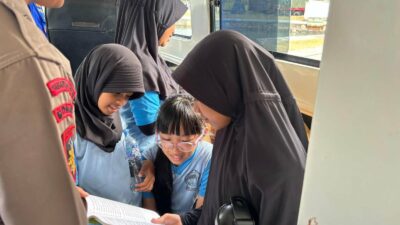 Kapal Patroli Polairud Jadi Klinik & Perpustakaan Terapung di Lembar