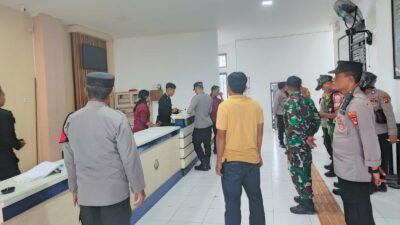 Polsek dan TNI Gelar Patroli Gabungan Jaga Kamtibmas di Kecamatan Kuripan