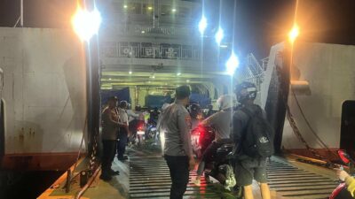 KMP Muryati Berlayar Aman, Polsek Lembar Kawal Ketat Proses Pemuatan Kendaraan dan Penumpang
